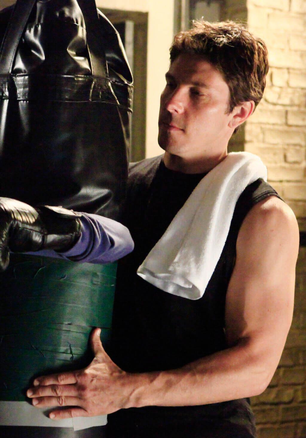 CASTLE 2x21 Michael Trucco cropped 2010