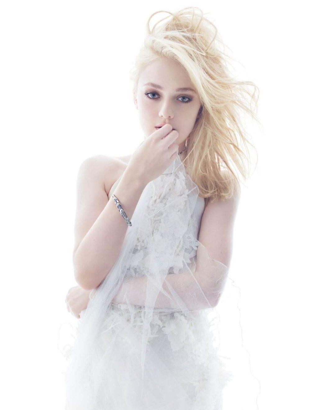 Dakota Fanning W December 2011 05