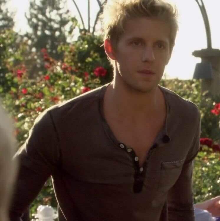 Matt Barr HELLCATS 1x04 cropped 2010